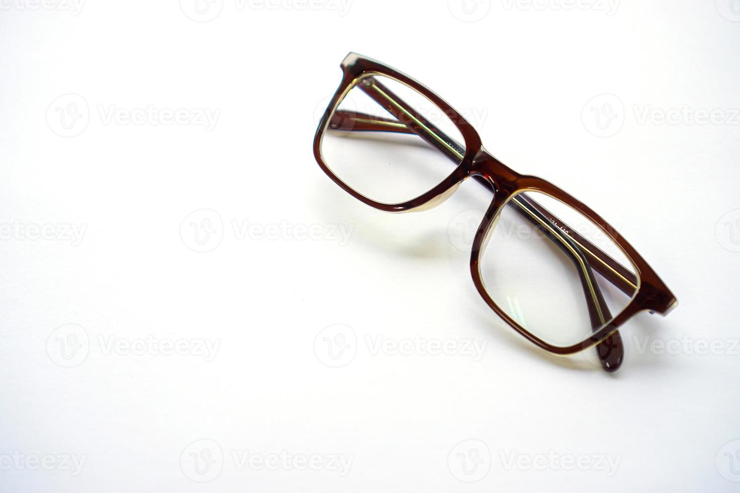 braune Brille isoliert auf weißem Hintergrund. foto