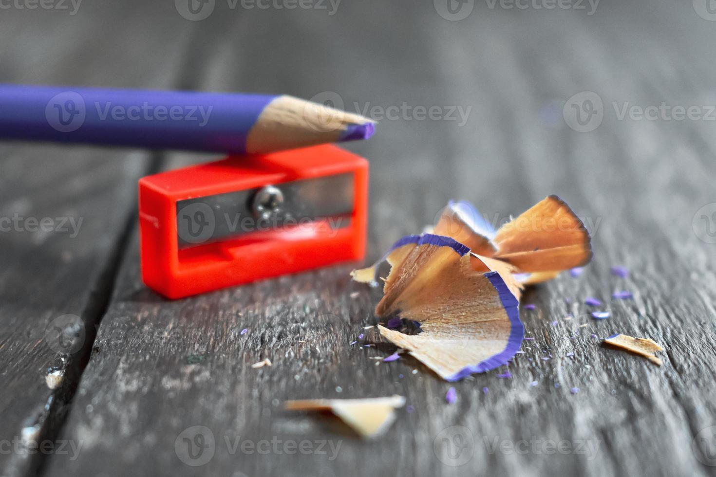 Bleistift und Spitzer auf Holztisch foto