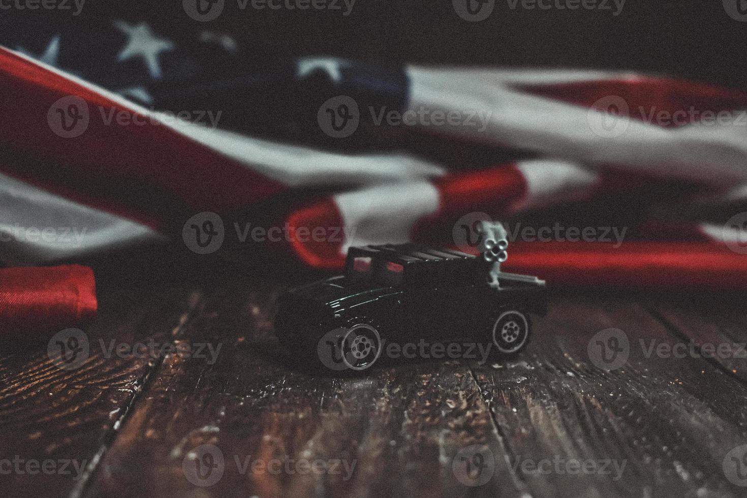 militärisches spielzeugauto mit amerikanischer flagge foto