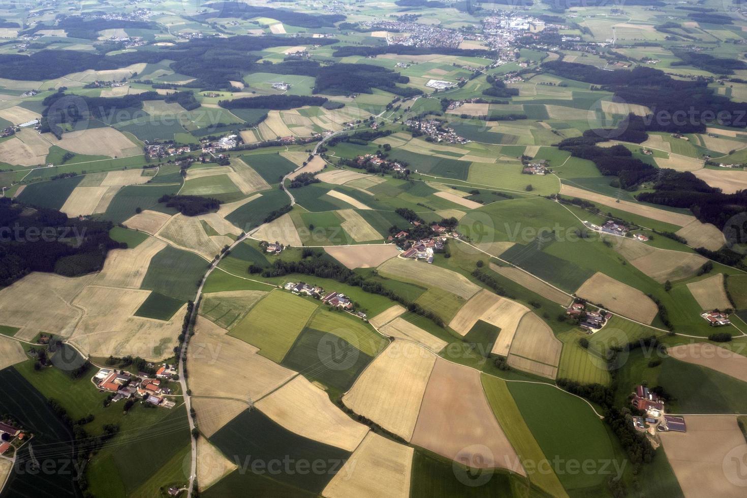 munchen bayern deutschland bereich luftlandschaft von flugzeug bewirtschafteten feldern foto
