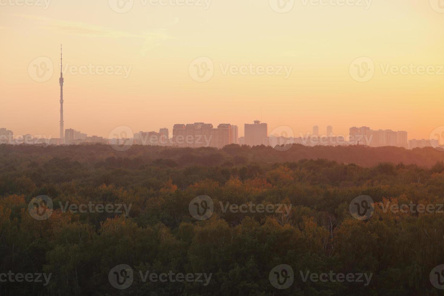 fernsehturm und städtische häuser im sommergelber sonnenaufgang foto