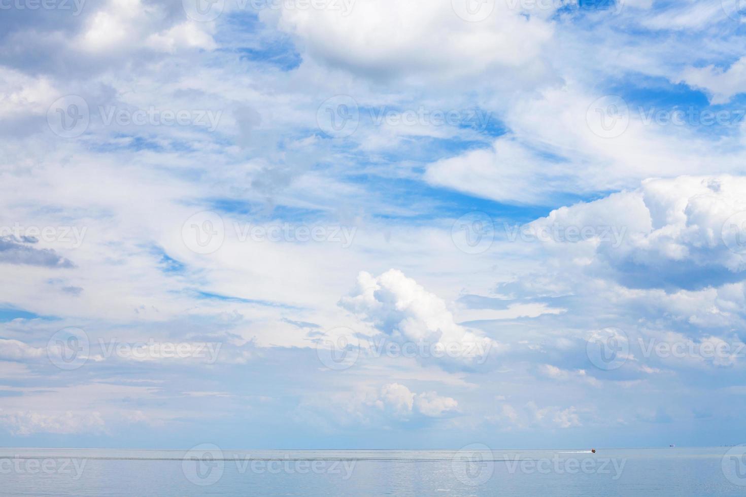 Blauer Himmel mit Wolken über ruhigem Wasser Asowsches Meer foto