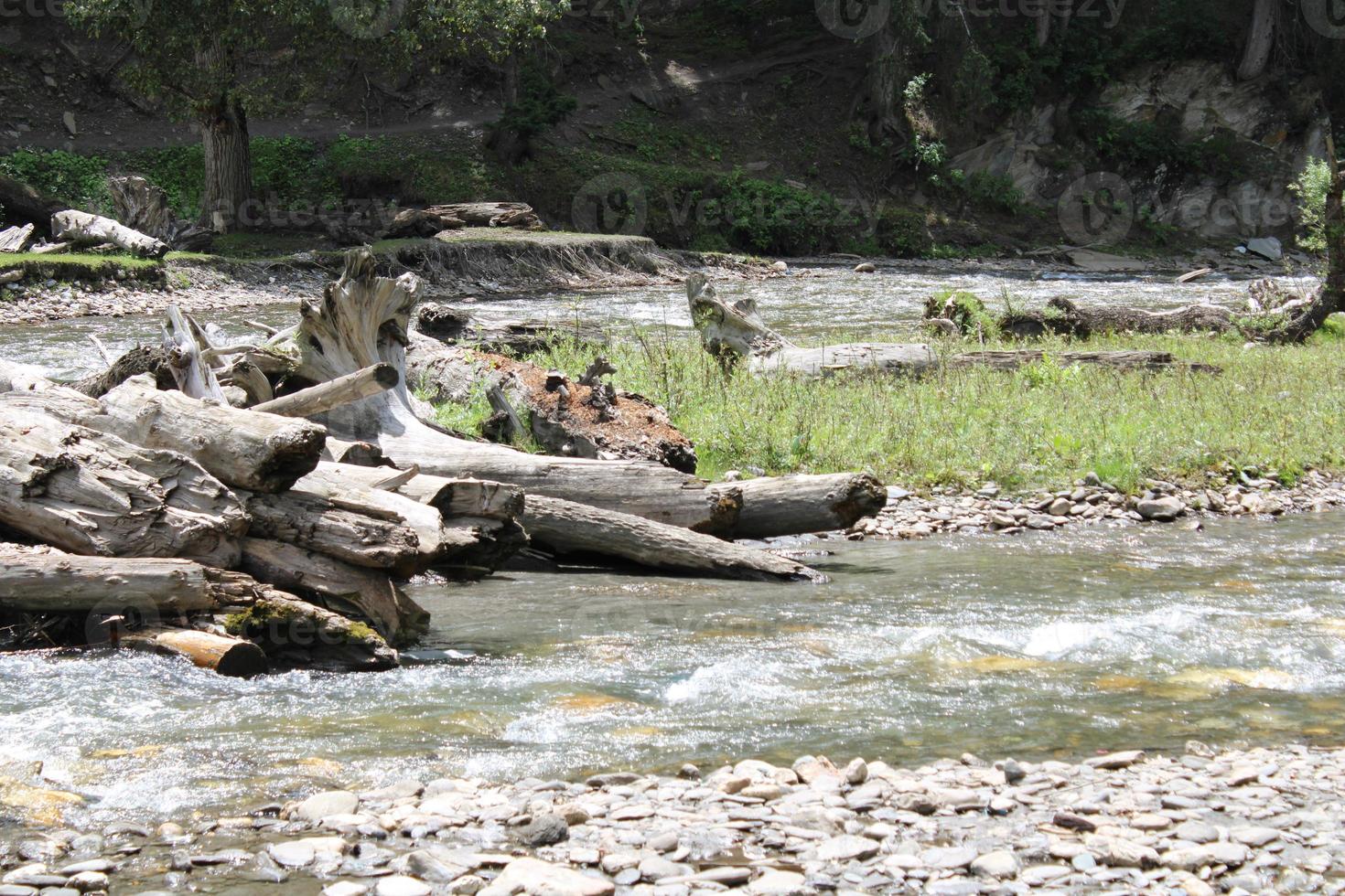 majestätische Schönheit des Neelum-Tals, Kaschmir. Neelum Valley ist berühmt für seine natürliche Schönheit, hohe Berge, wunderschöne grüne Täler und Flüsse mit kristallklarem Wasser. foto