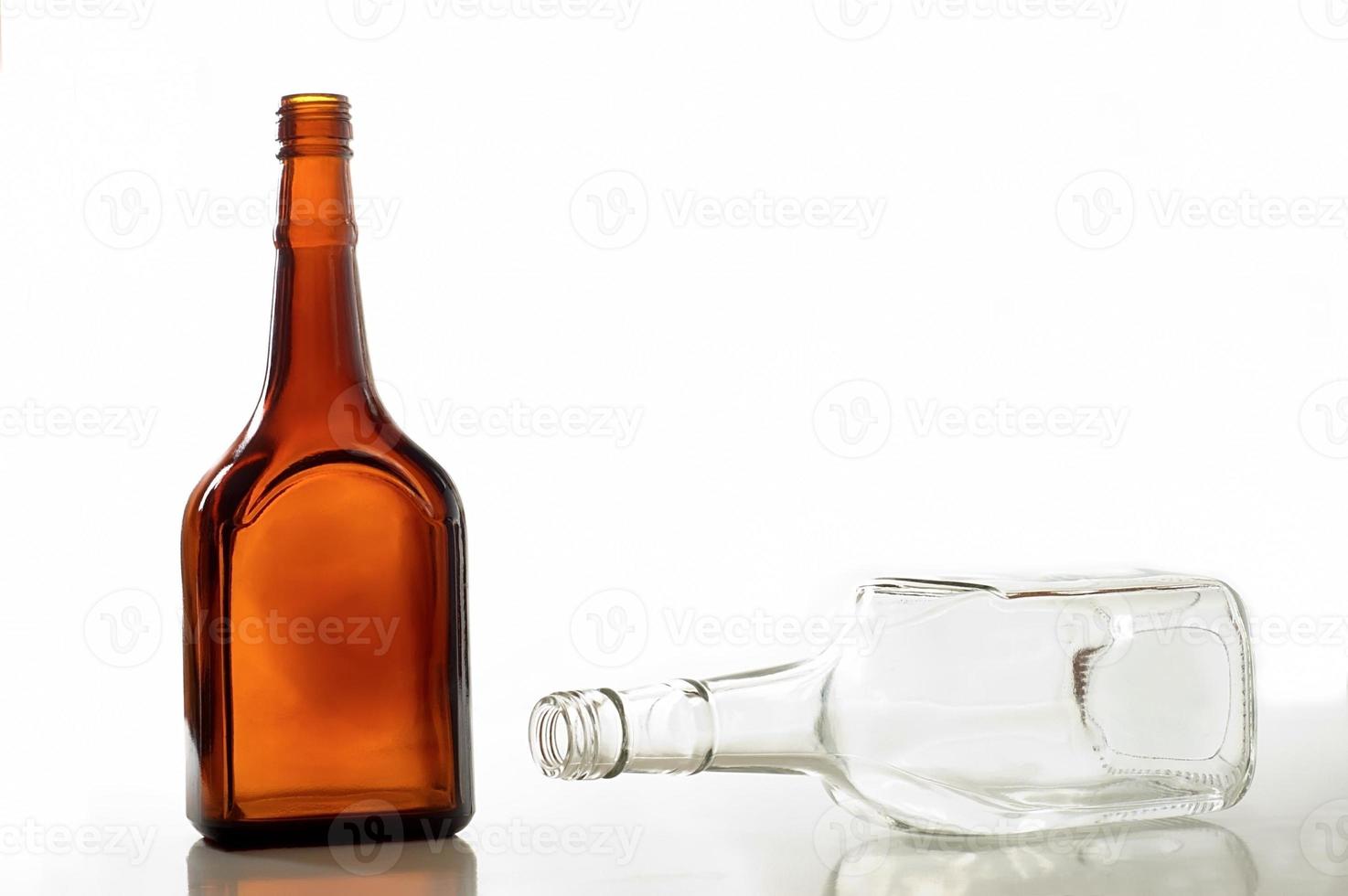 zwei leere Flaschen foto