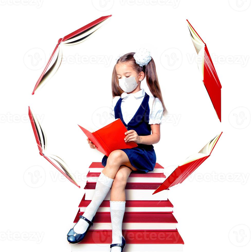 junges Mädchen mit Schutzmaske gegen Corona-Virus in der Schule. foto