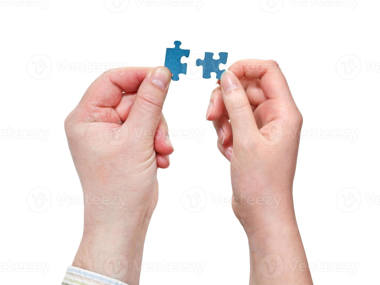 männliche und weibliche hände mit kleinen puzzleteilen foto