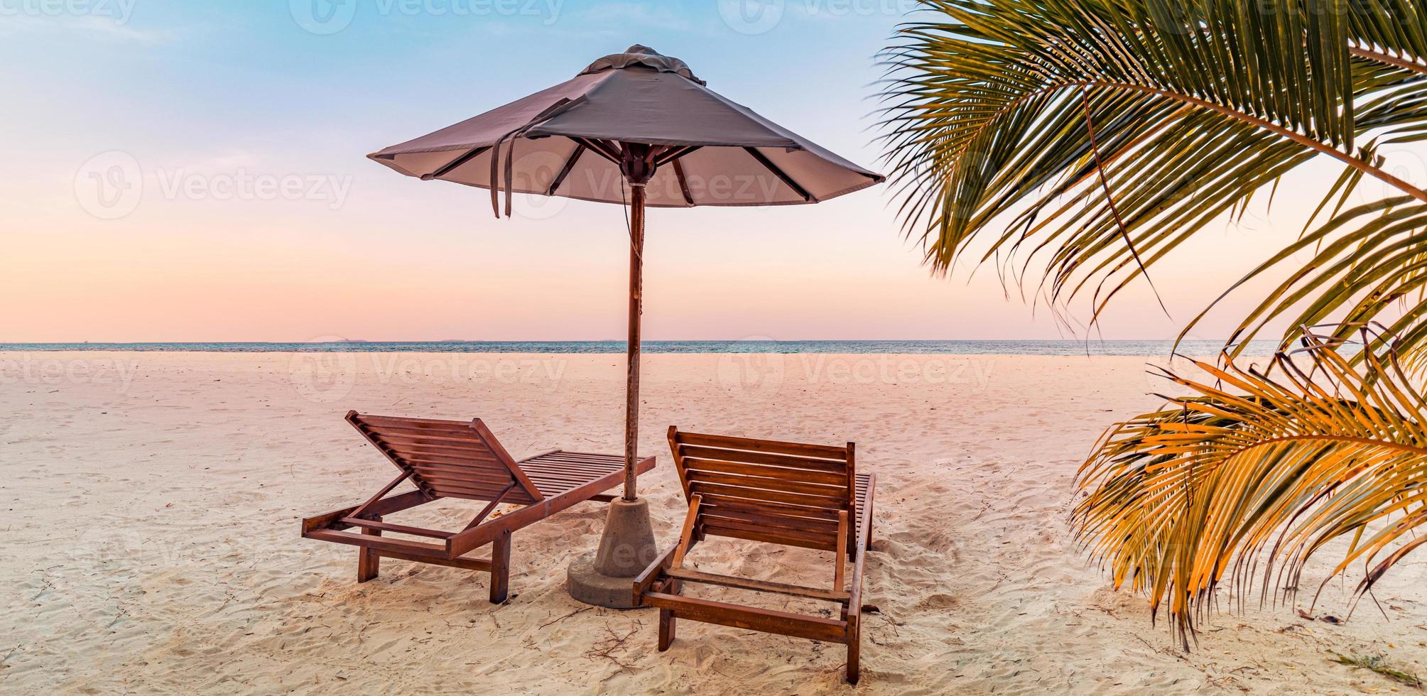 schöner Panoramastrand. Stühle Sonnenschirm Sandstrand, Palmenblätter  Meereslandschaft. sommerferien urlaub tourismus. erstaunliche tropische  Landschaft. ruhige Landschaft, entspannender Strand, tropisches  Landschaftspanorama 12045685 Stock-Photo bei