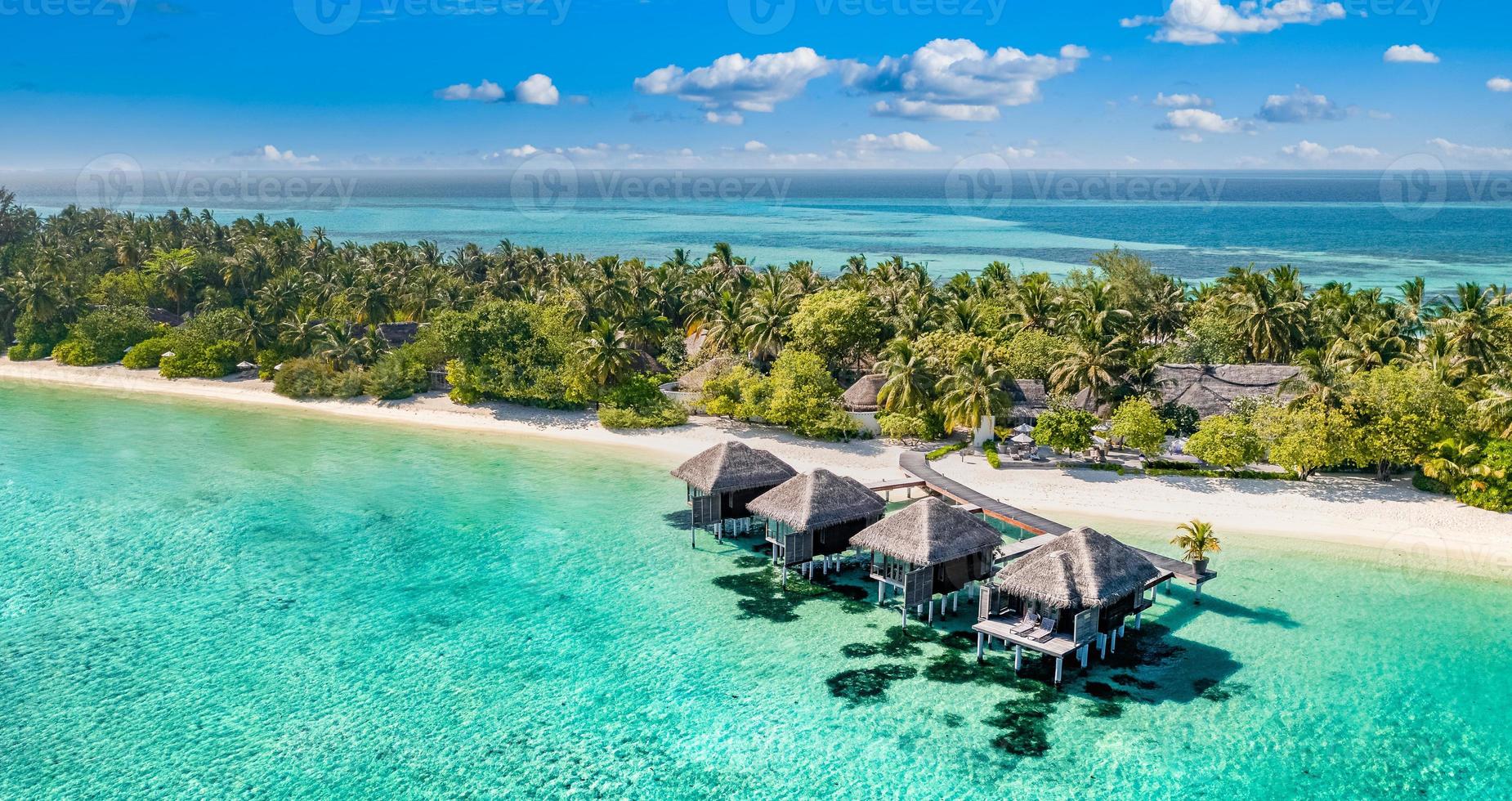 luftaufnahme der malediveninsel, des luxuriösen wasservillenresorts und des holzstegs. schöner himmel und ozeanlagune strandhintergrund. Sommerferien Urlaub Reisekonzept. paradiesisches luftlandschaftspanorama foto