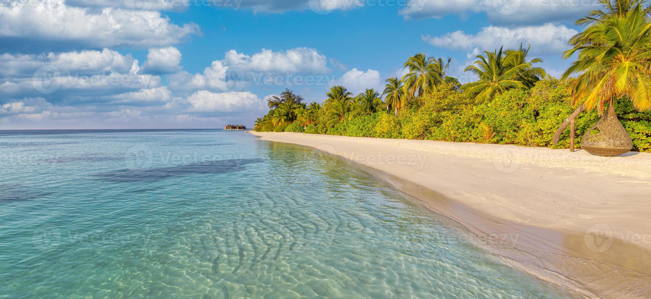 Insel Palmen Meer Sandstrand. Panorama-Strandlandschaft. erstaunlicher tropischer strandinselhorizont. Morgensonne, bewölkter Himmel. paradiesische ruhige sommernatur. ferienort, reiseurlaubsbanner foto