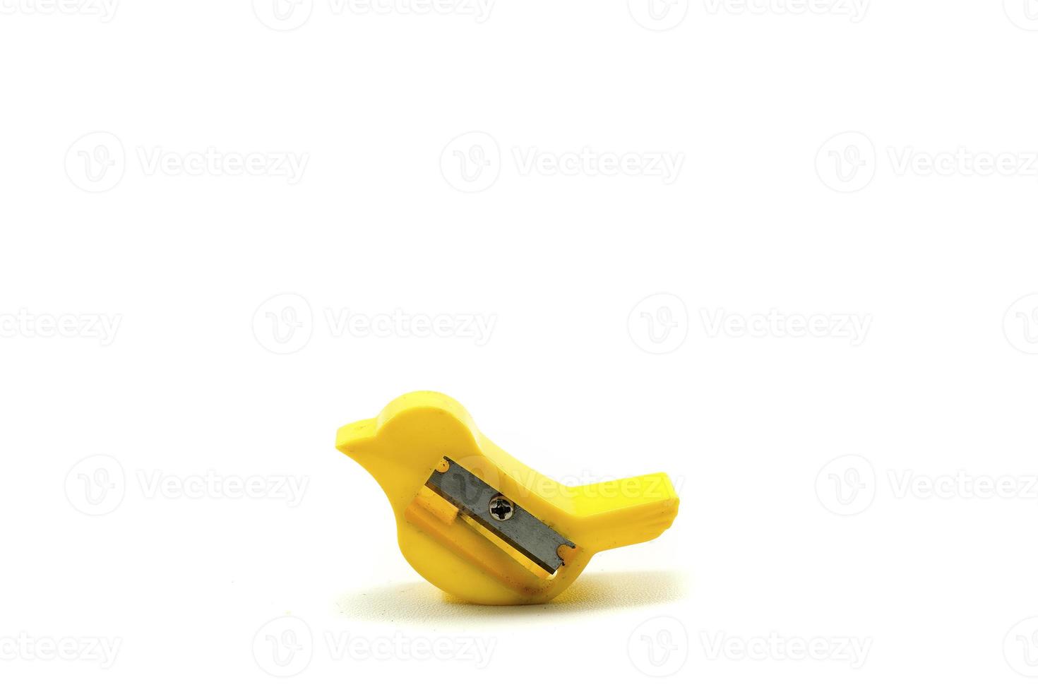 Einzigartiger gebrauchter gelber Bleistiftspitzer in Form eines Vogels isoliert auf Weiß foto