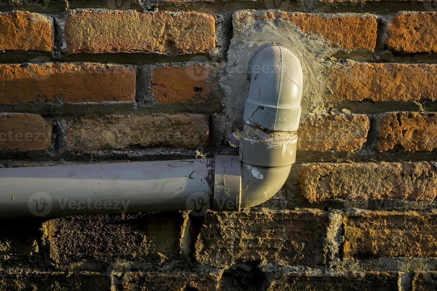 Hausleitung mit rotem Backsteinhintergrund. foto