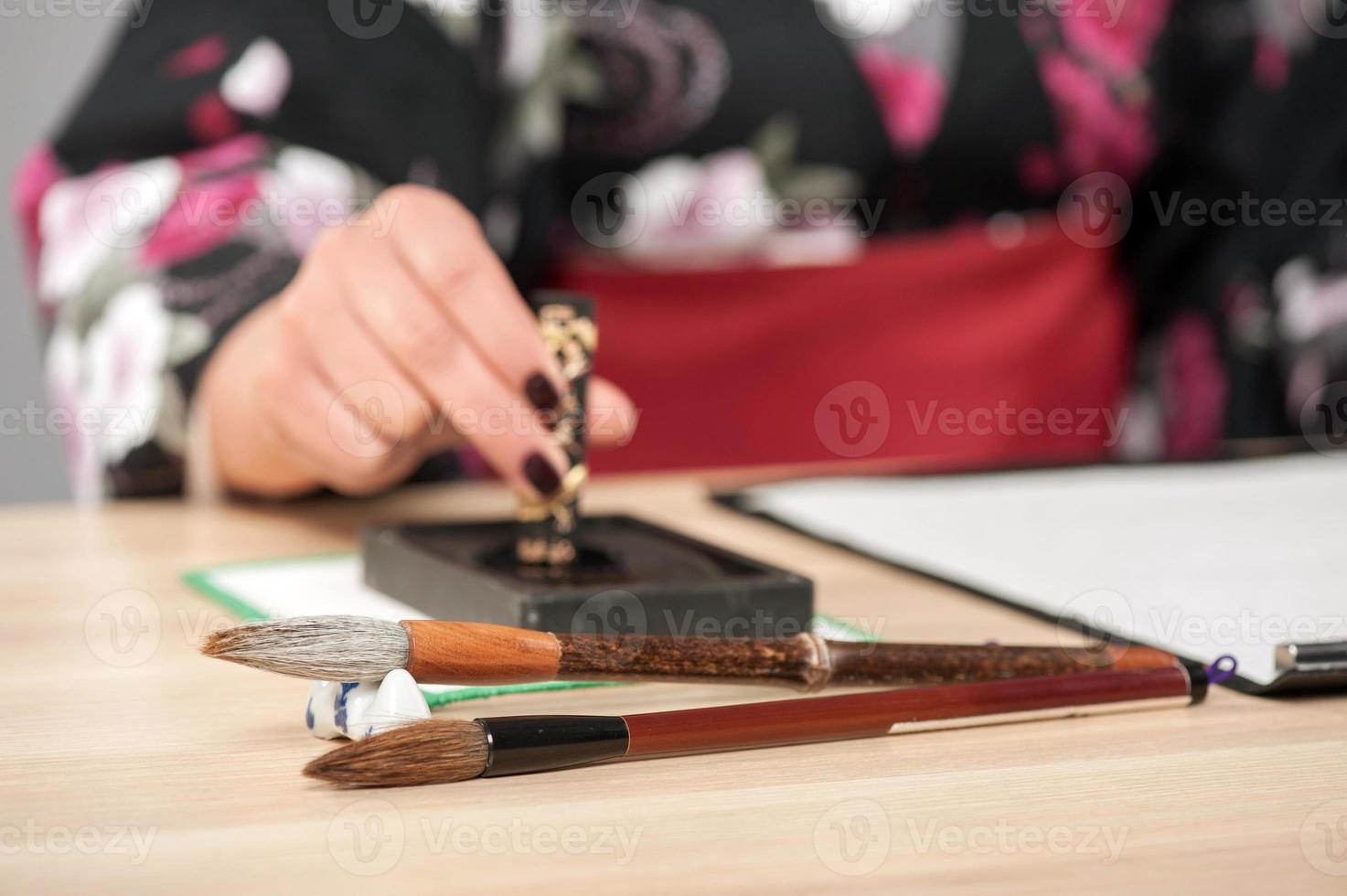 traditionelle Kalligraphie auf Holztisch foto
