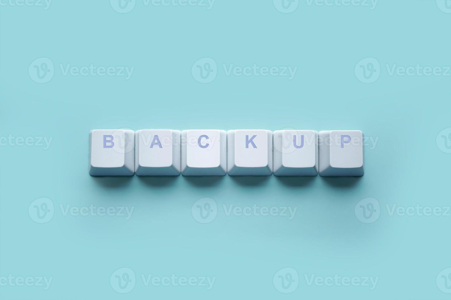 Word-Backup geschrieben auf Tasten der Computertastatur isoliert auf einem Türkis foto