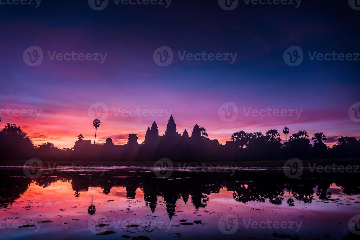 Angkor Wat bei Sonnenaufgang foto