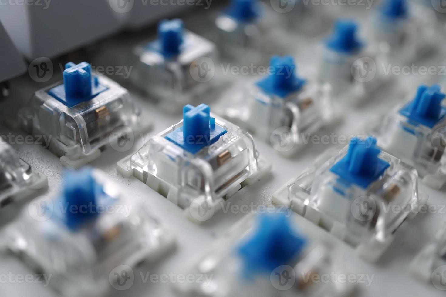 schmale Tiefe des blauen Schalters mit zerlegtem mechanischem Tastaturspiel. foto