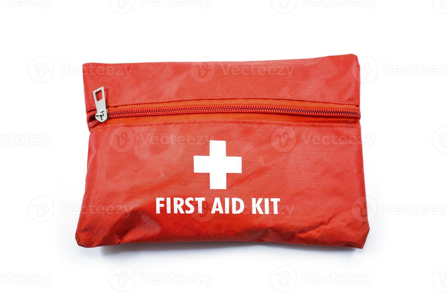 tragbare rote Erste-Hilfe-Tasche mit Reißverschluss, die normalerweise im Auto platziert wird, in Nahaufnahme foto
