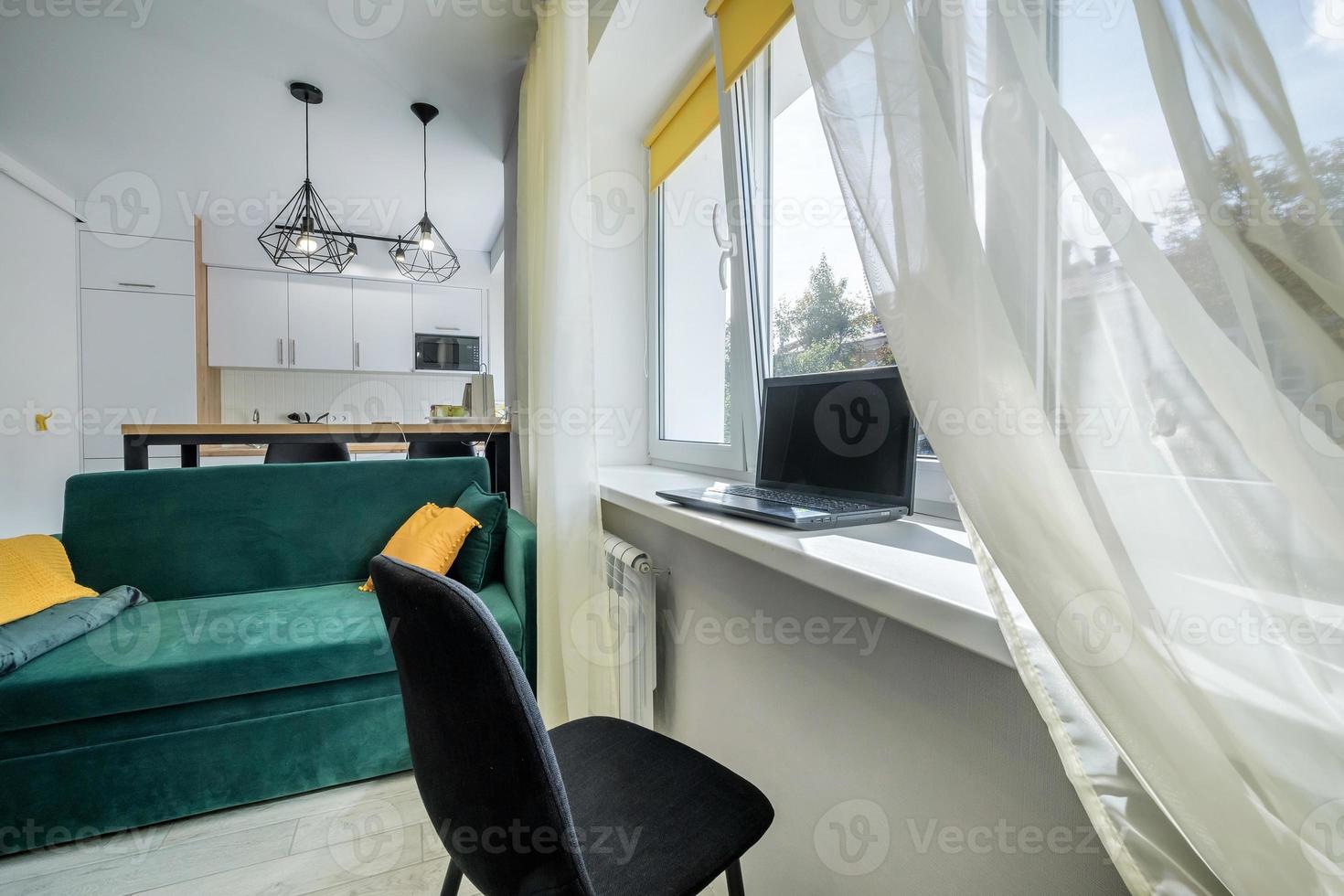 Möbel im Inneren des teuren Wohnzimmers in Studio-Apartments oder Wohnungen mit Sofa-TV-Tisch und Stühlen foto