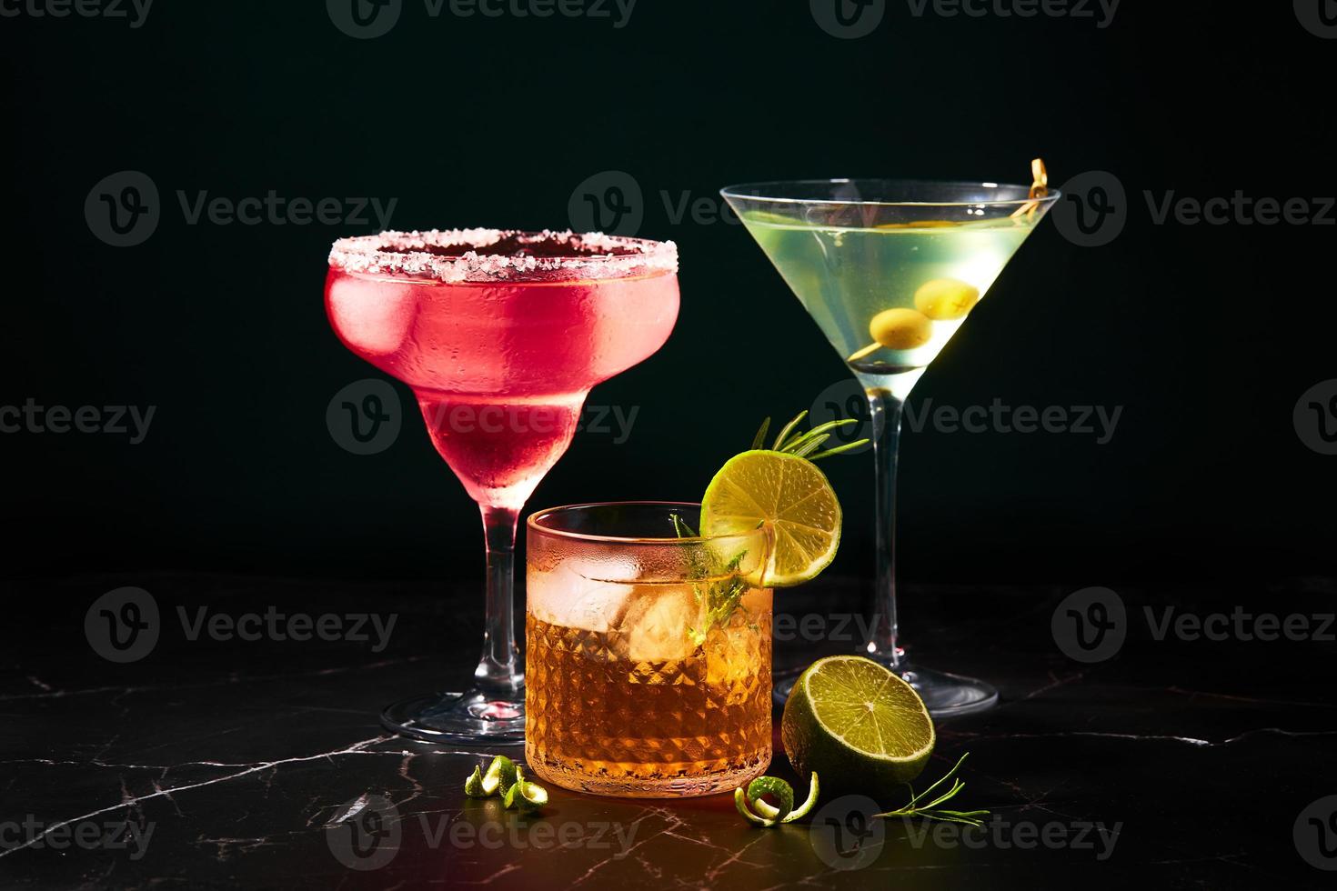 alkoholische und alkoholfreie Cocktails auf einem dunklen Marmortisch. sommerliche Erfrischungen foto