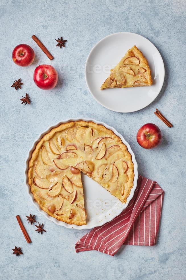 Hausgemachter Apfelkuchen mit Sauerrahmfüllung auf hellem Hintergrund, Draufsicht. foto