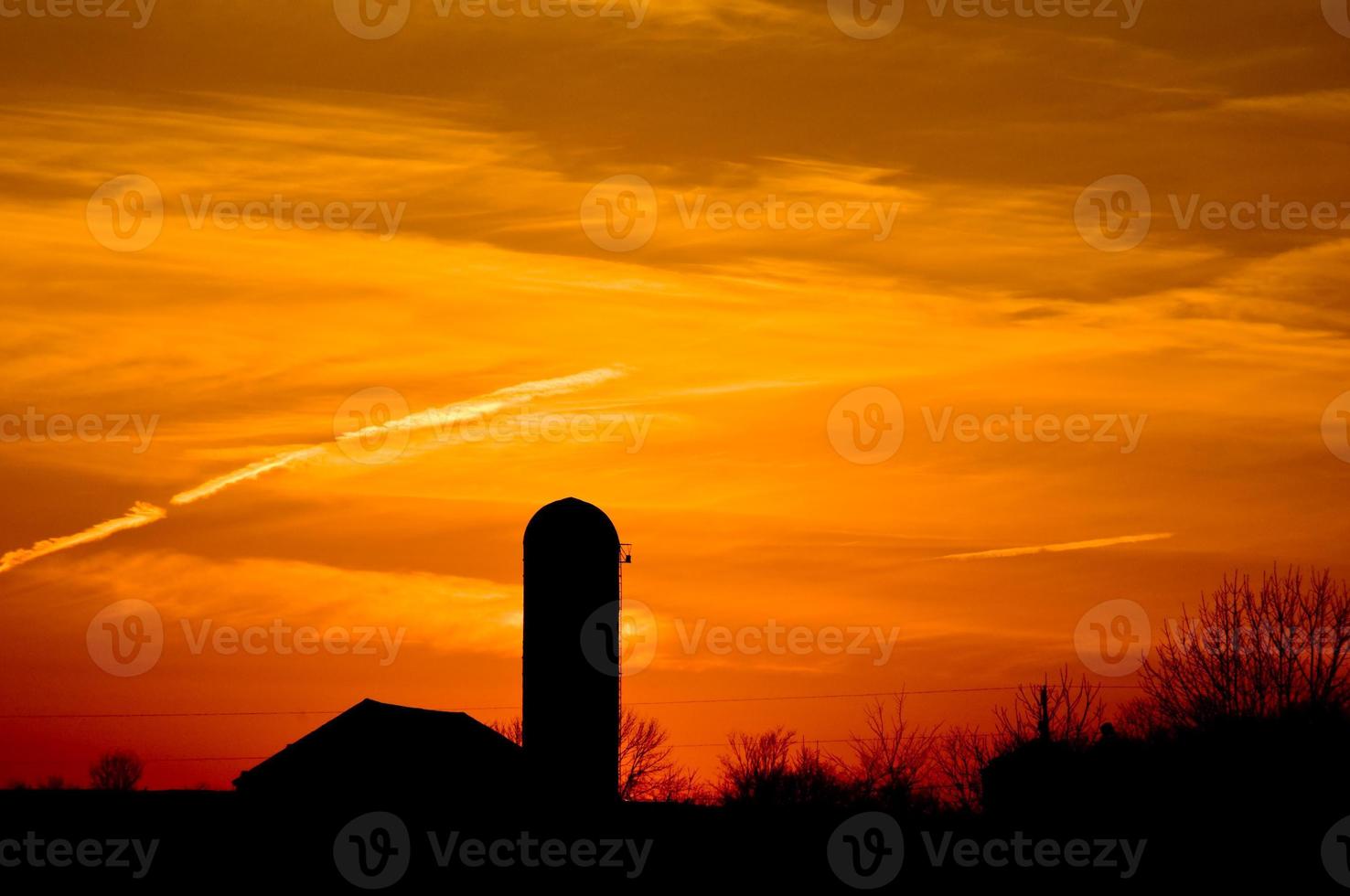 Sonnenuntergang auf dem Bauernhof foto