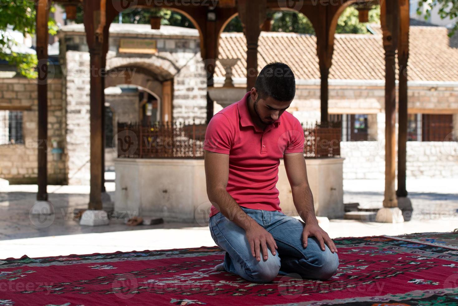 Muslime beten in der Moschee foto