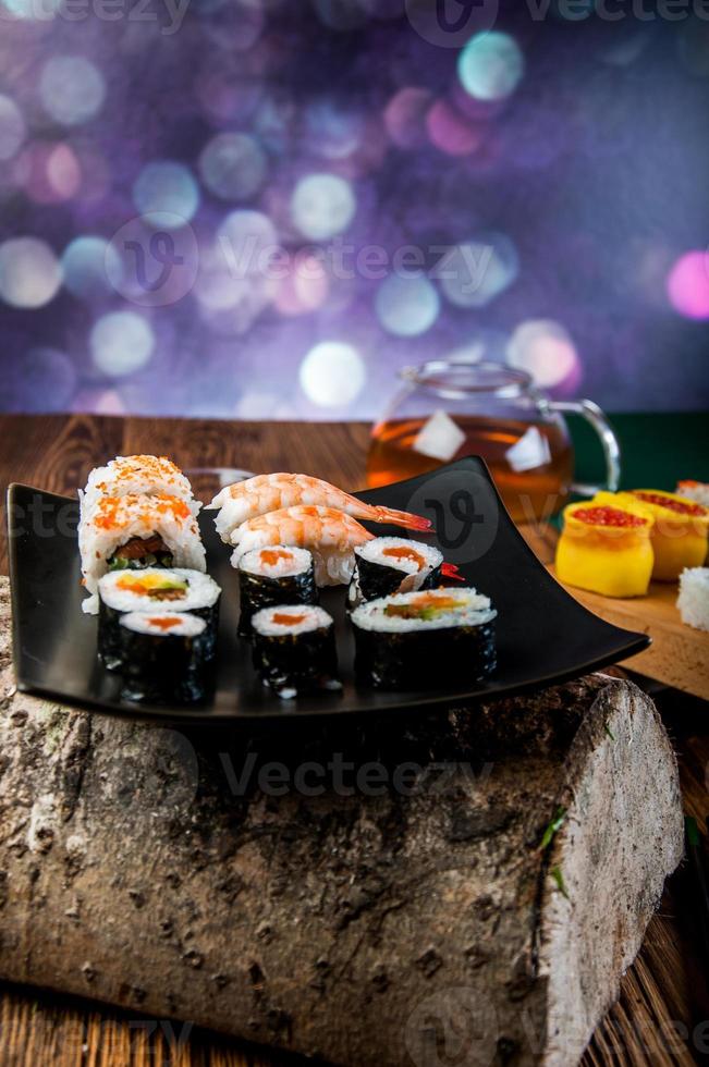 gesundes und leckeres japanisches Sushi mit Meeresfrüchten foto