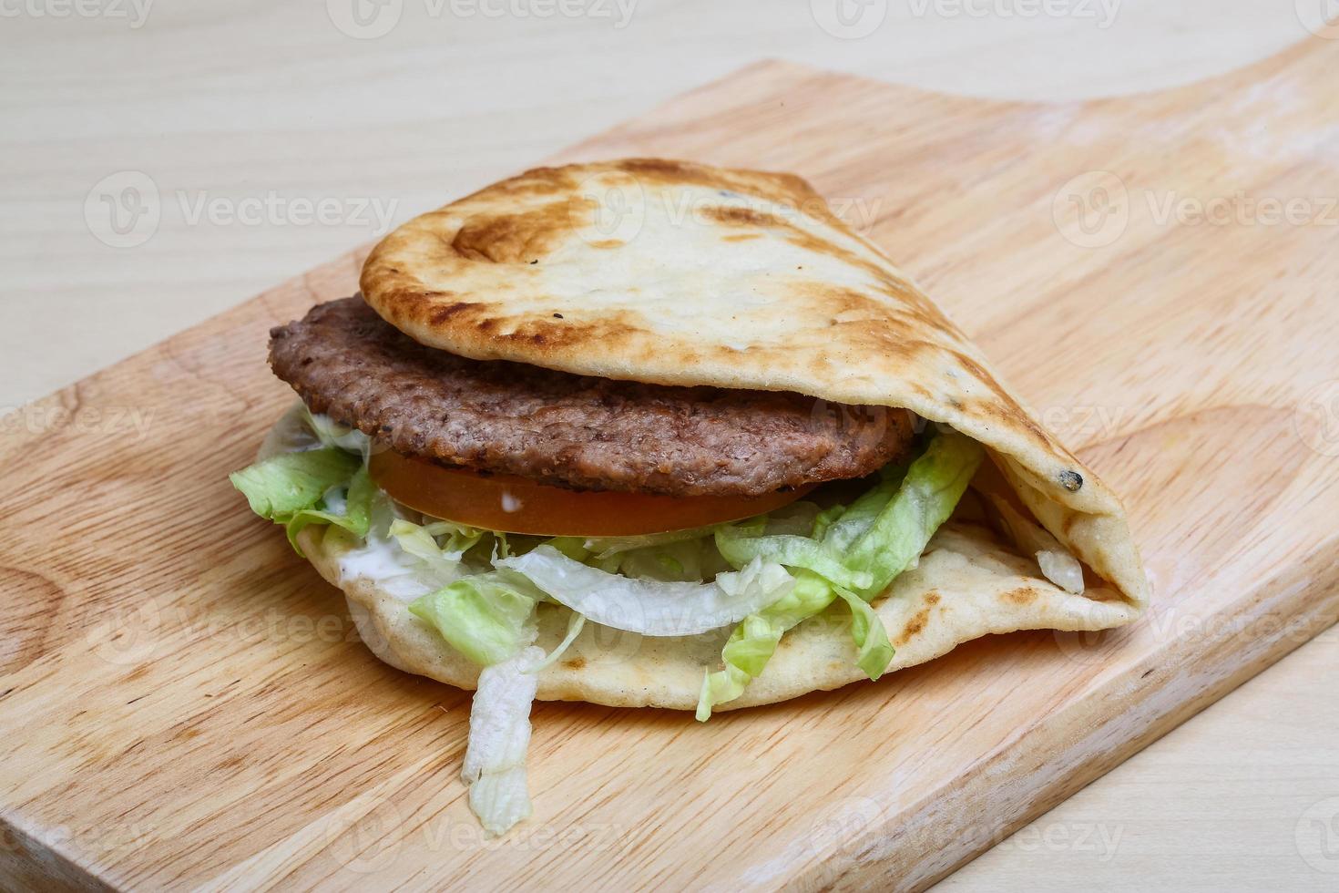 griechische Pita auf Holzbrett und Holzhintergrund foto