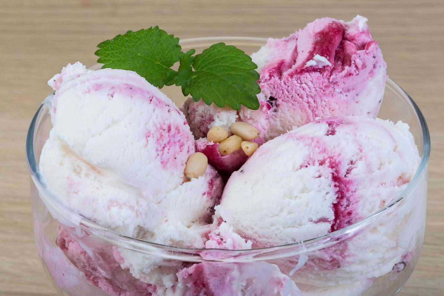 Eiscreme mit Zedern- und Minzblättern foto