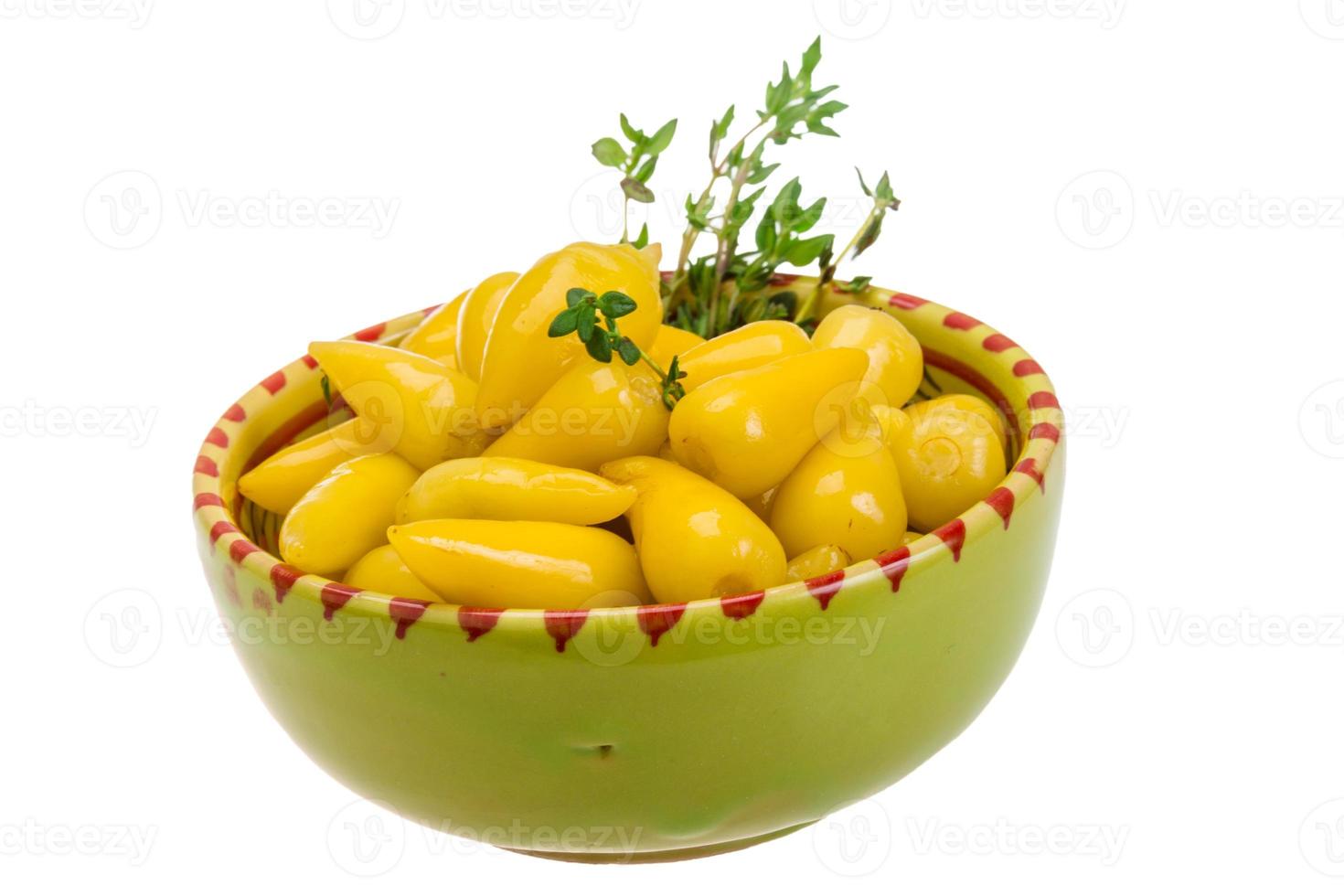 gelbe marinierte Paprika in einer Schüssel auf weißem Hintergrund foto