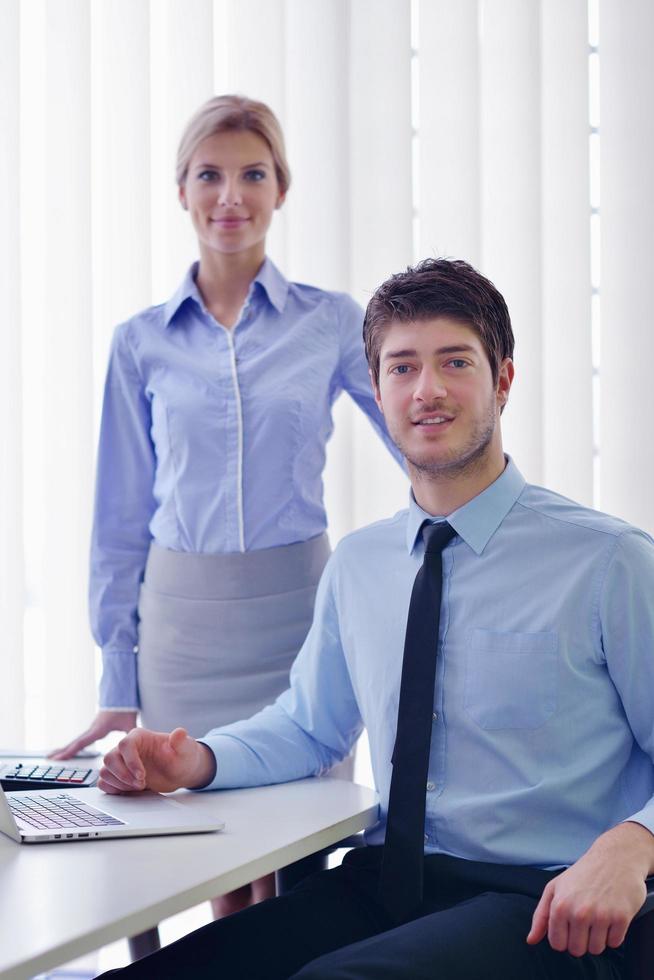 Geschäftsleute in einer Besprechung im Büro foto