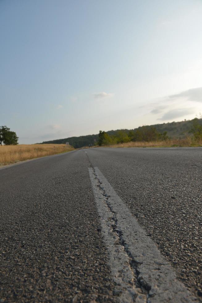 Straße durch die grüne Wiese foto