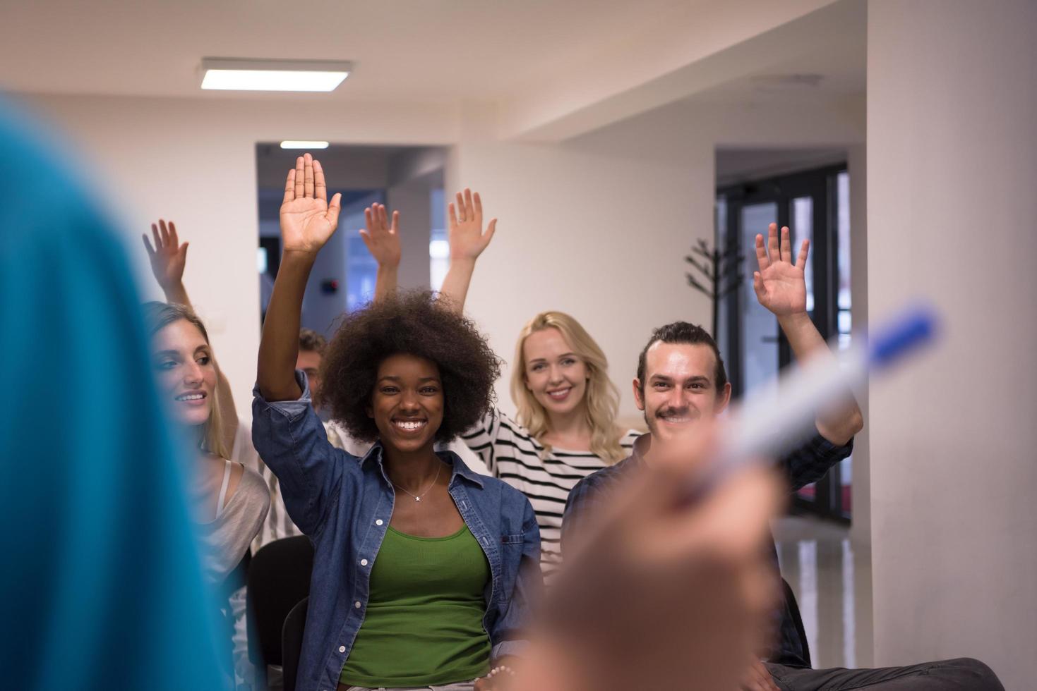 Nahaufnahme der Hand des Lehrers mit Marker foto