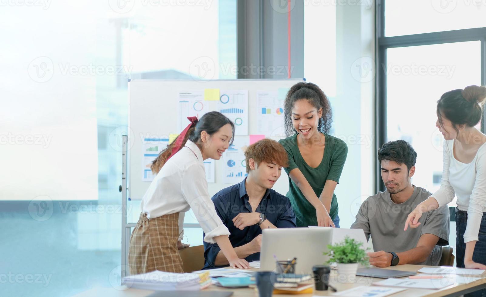 Gruppe asiatischer Geschäftstreffen und Diskussion mit neuem Startup-Ideenprojekt. kreative geschäftsleute planen strategieanalyse und brainstorming mit dokumentenbericht im büro foto