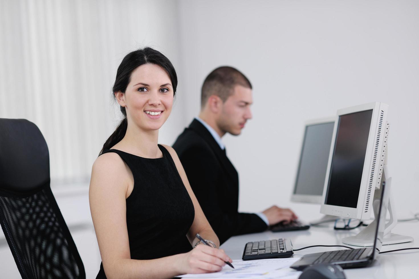 Geschäftsleute, die im Kunden- und Helpdesk-Büro arbeiten foto