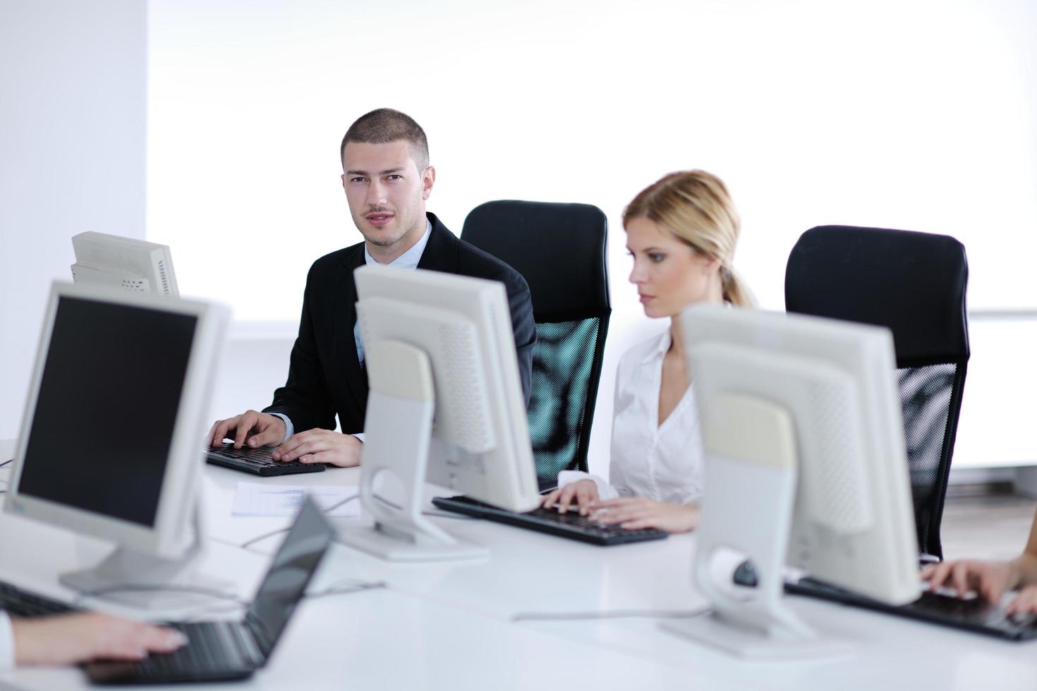 Geschäftsleute, die im Kunden- und Helpdesk-Büro arbeiten foto