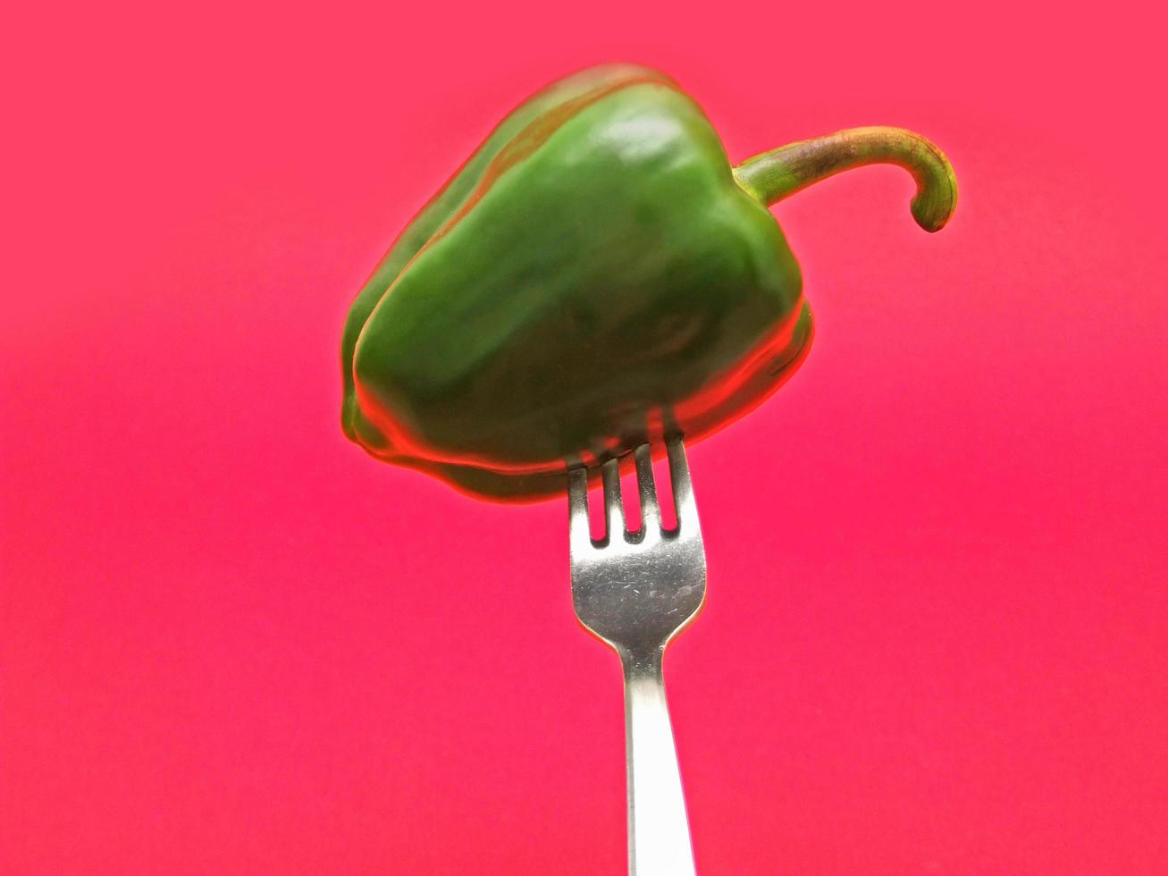 grüner Paprika auf Gabel foto