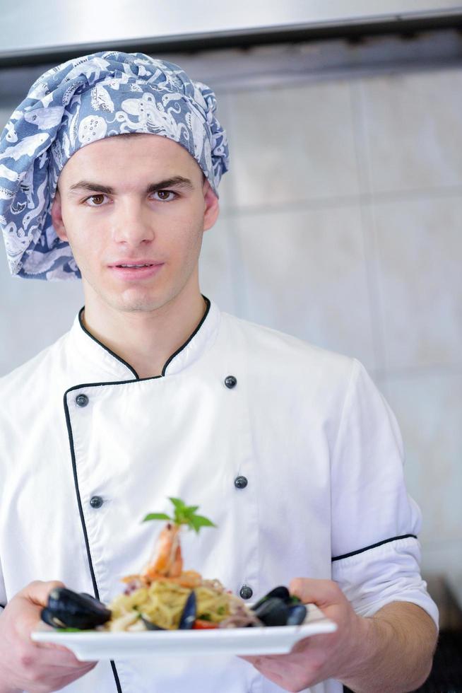 Koch bereitet Essen zu foto