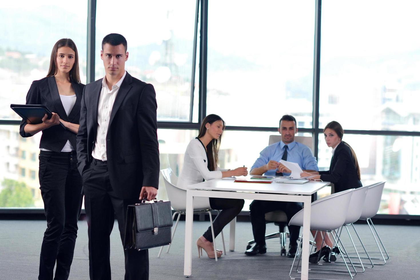 Geschäftsleute gruppieren sich bei einer Besprechung im Büro foto