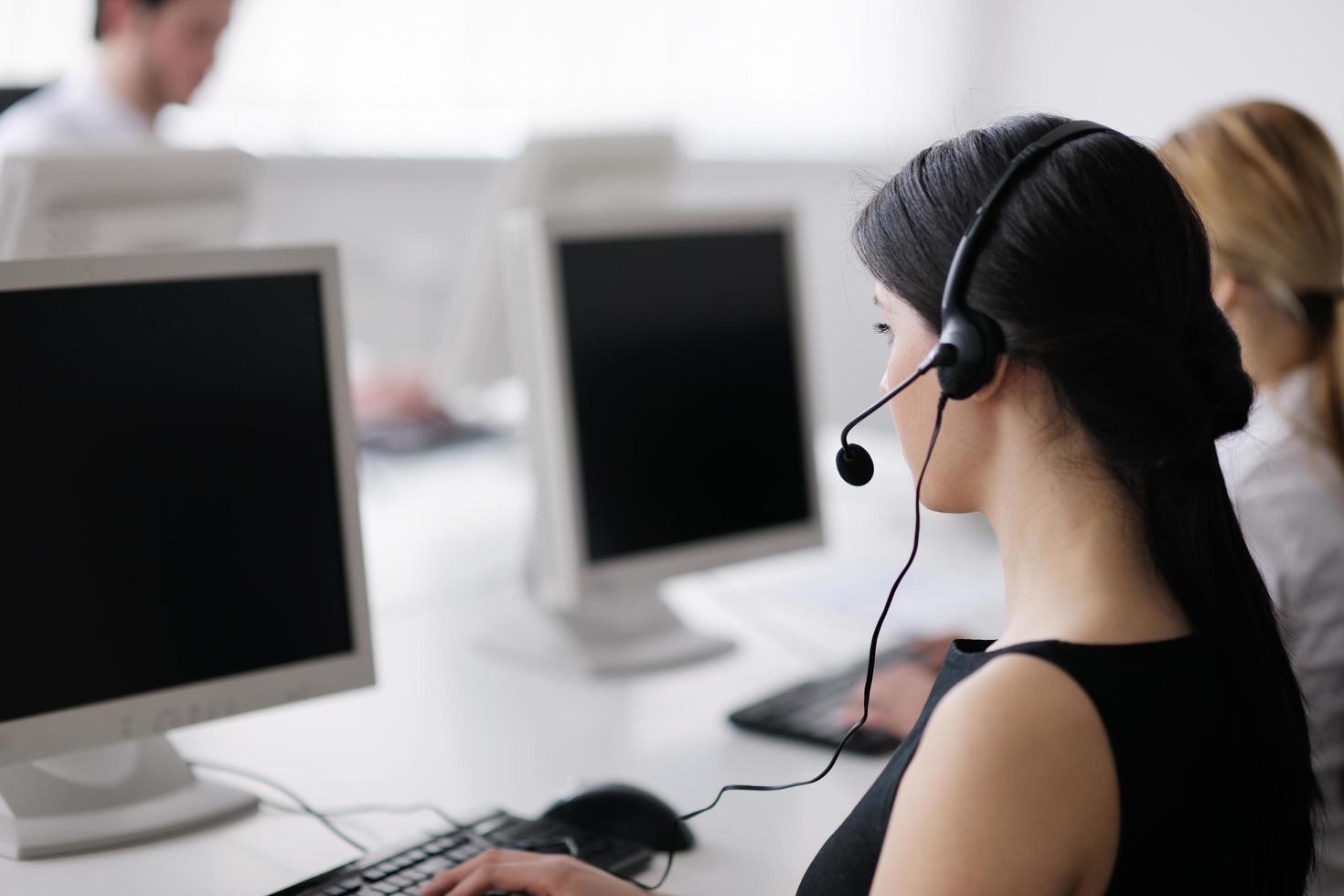 Geschäftsleute, die im Kunden- und Helpdesk-Büro arbeiten foto