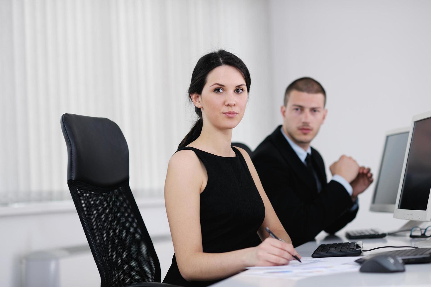 Geschäftsleute, die im Kunden- und Helpdesk-Büro arbeiten foto