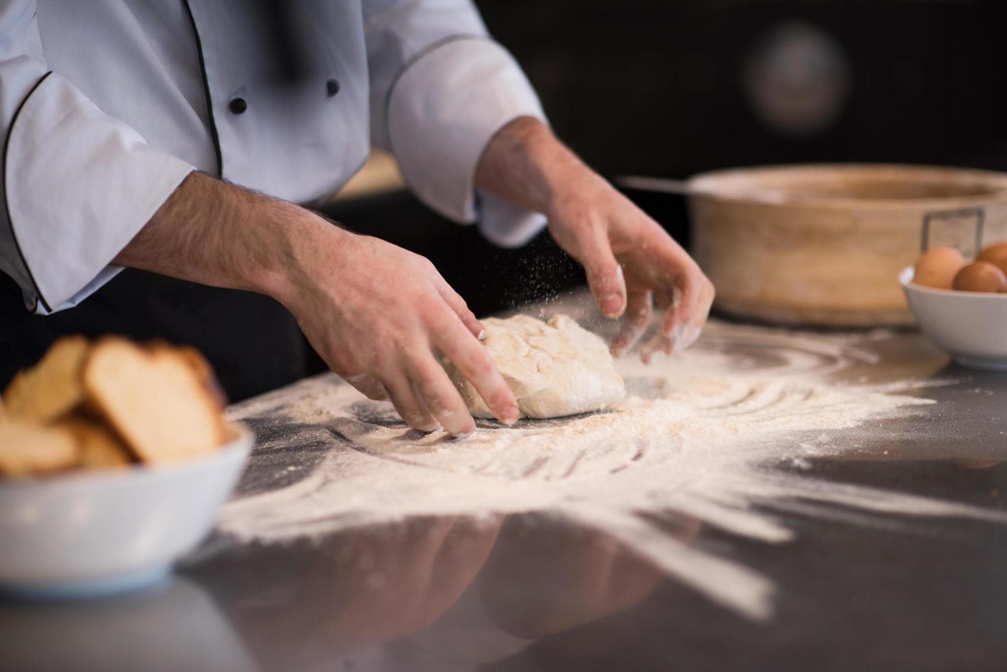 kochhände bereiten teig für pizza vor foto