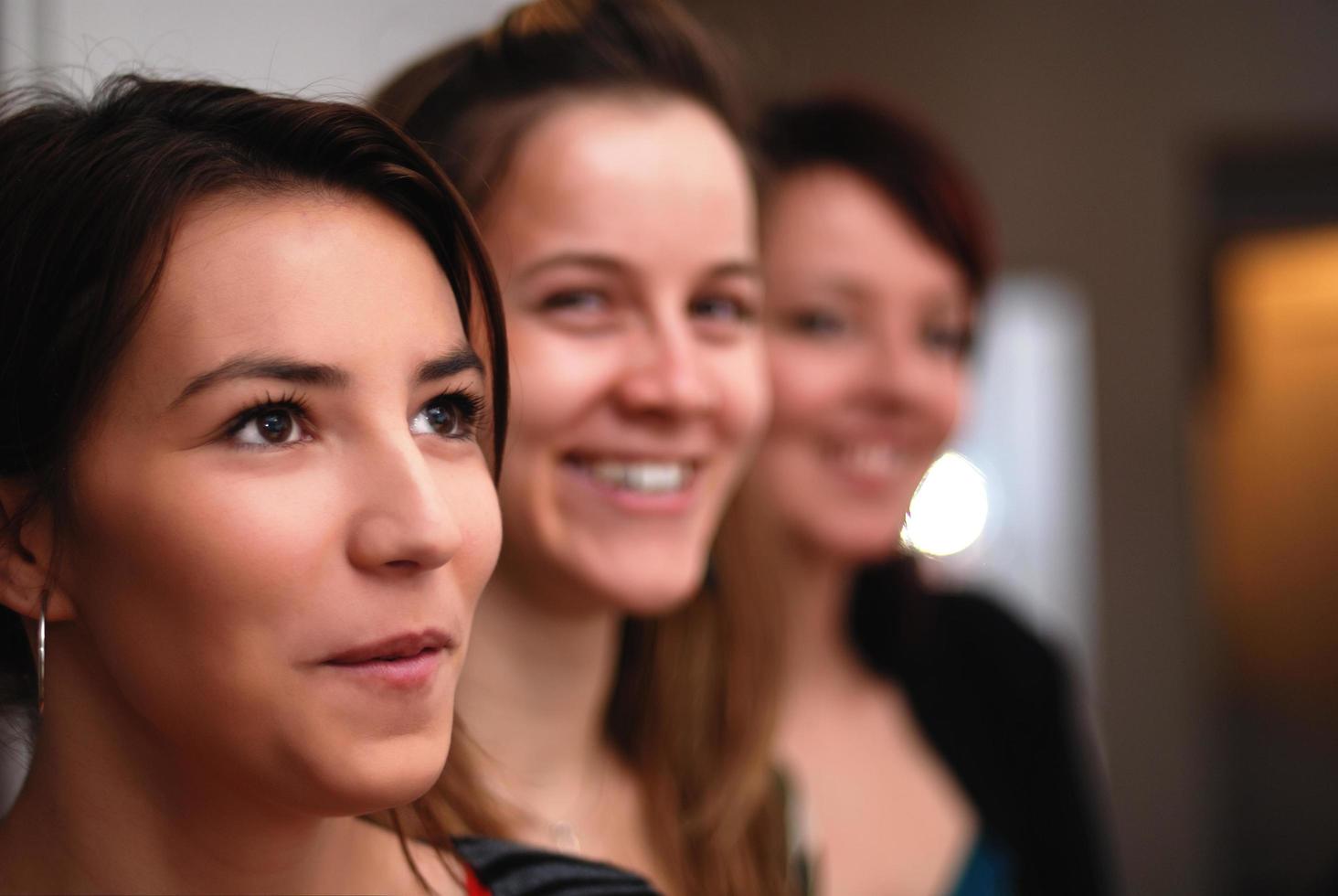 zwei wunderschöne Frauen lächeln foto