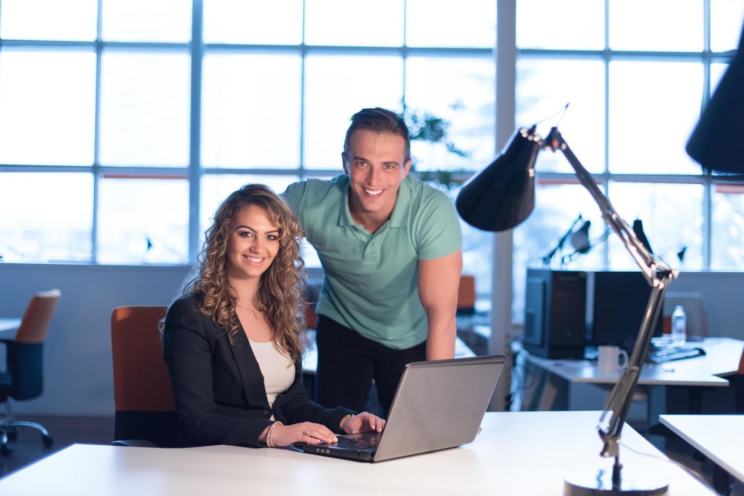 Designer im nächtlichen Startup-Büro foto