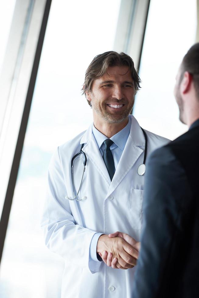 Handschlag eines Arztes mit einem Patienten foto