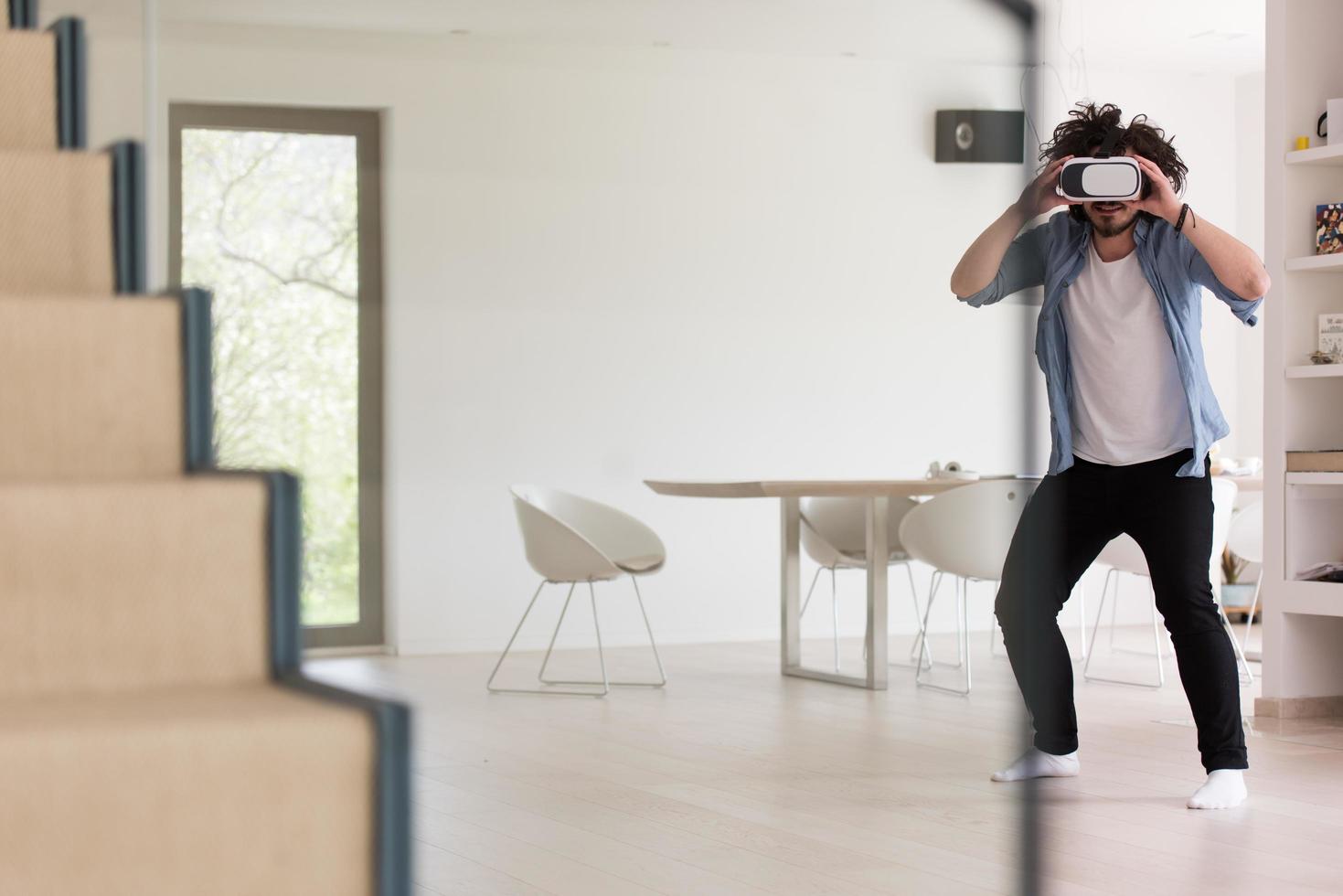 mann mit vr-headset-brille der virtuellen realität foto