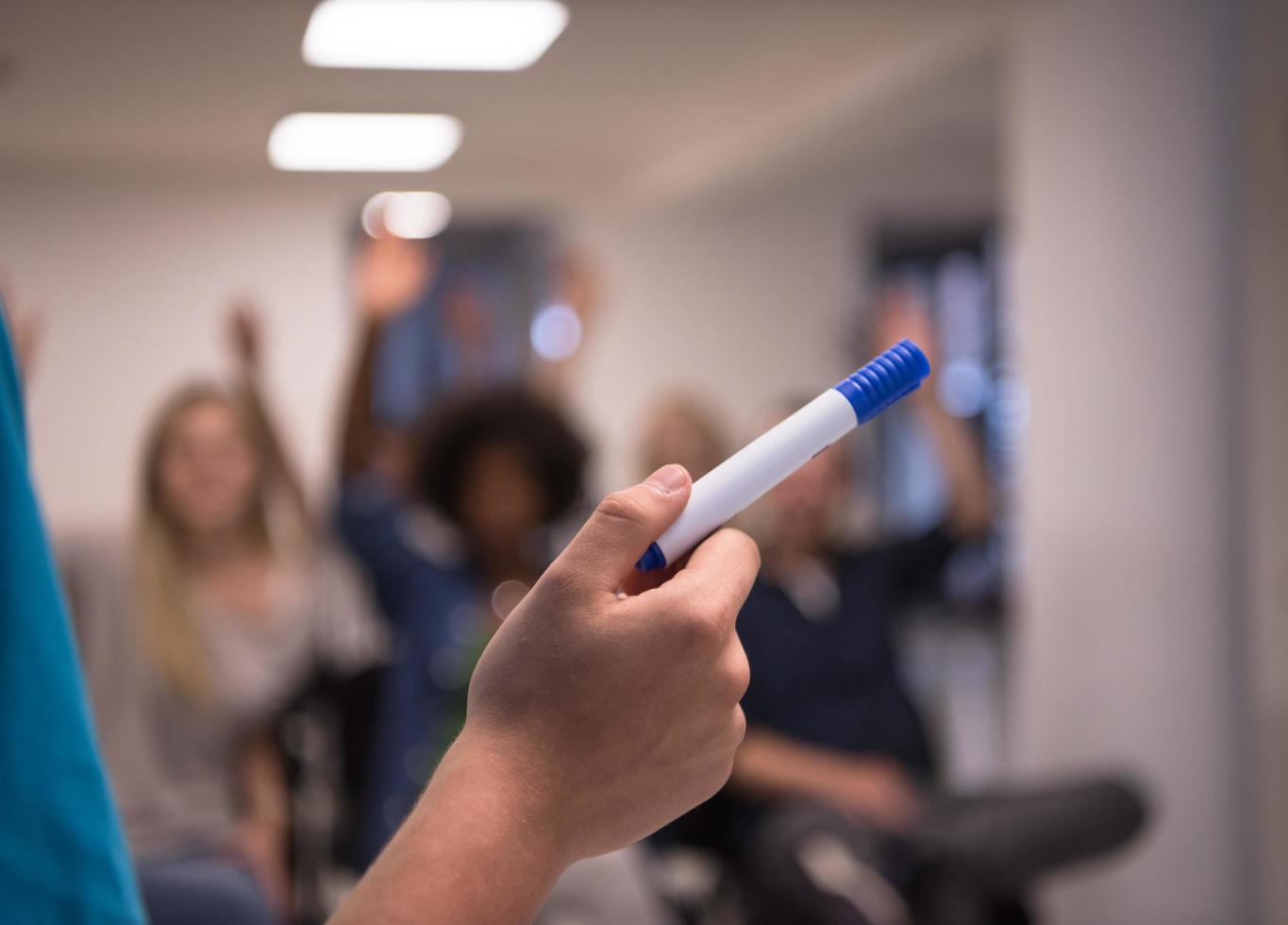 Nahaufnahme der Hand des Lehrers mit Marker foto