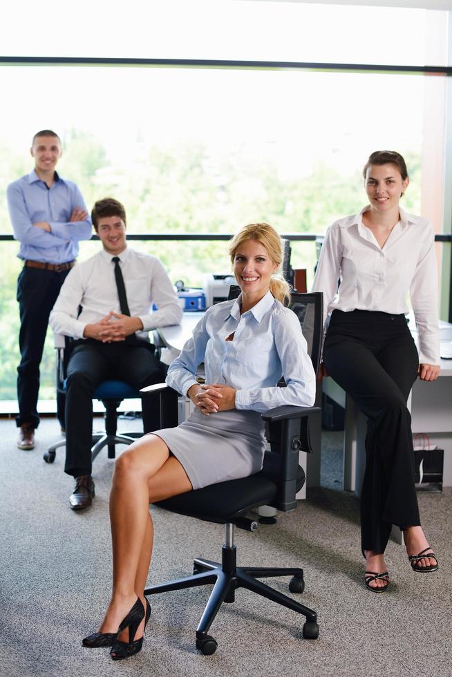 Geschäftsfrau mit ihren Mitarbeitern im Hintergrund im Büro foto