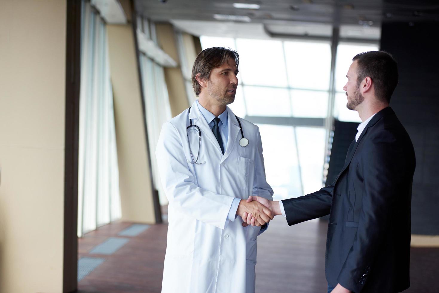 Handschlag eines Arztes mit einem Patienten foto