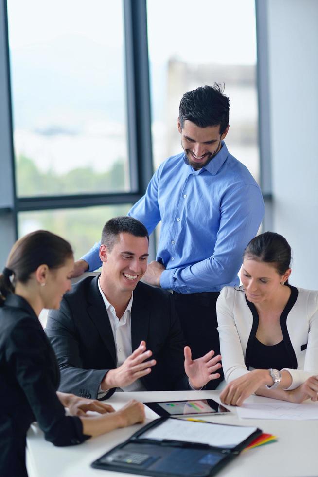 Geschäftsleute gruppieren sich bei einer Besprechung im Büro foto