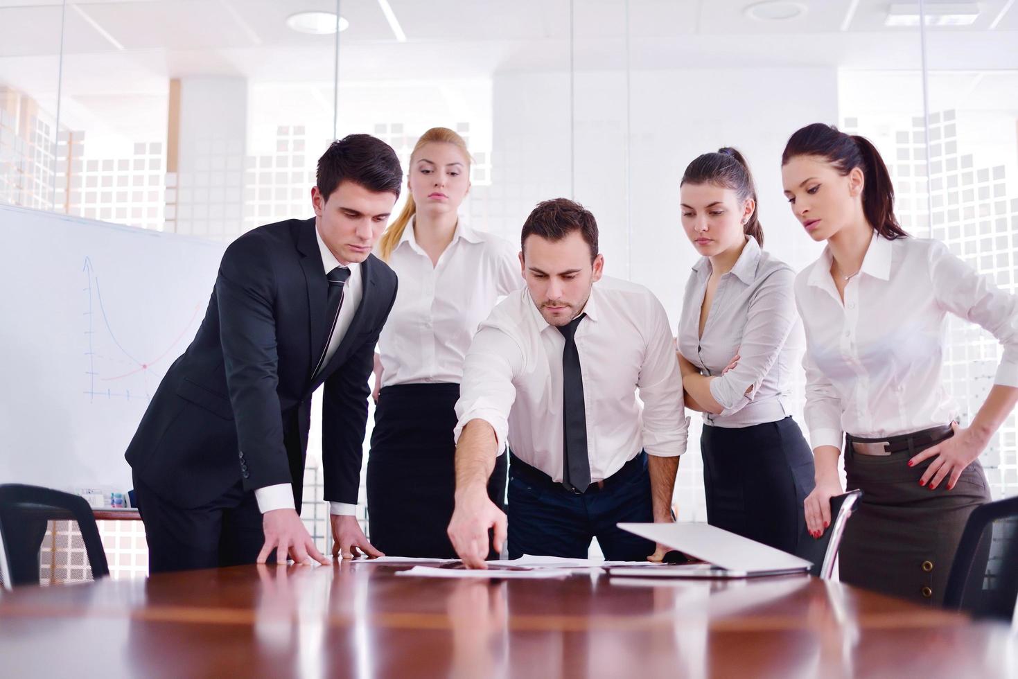 Geschäftsleute in einer Besprechung im Büro foto